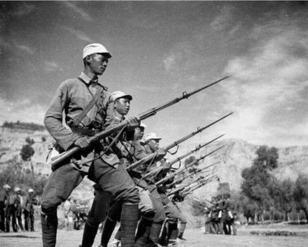 八年艱苦抗戰，八路軍的彈藥從哪裡來？毛澤東指示：另闢蹊徑