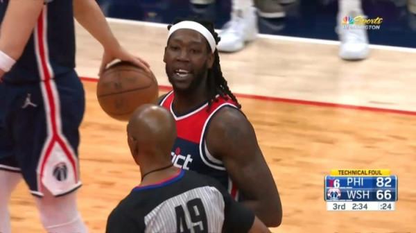 恩比德哈雷爾推搡先各吃一次技犯 哈雷爾次回合再推恩比德被驅逐