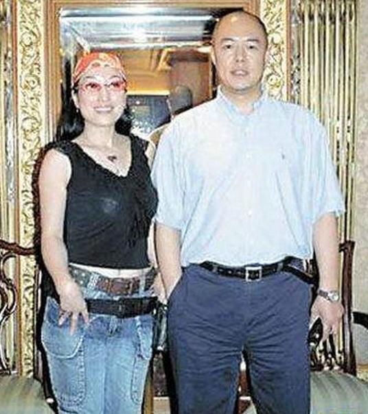 張鐵林：拋妻棄子換國籍，八個女人三個娃，到底是作樂還是作死？