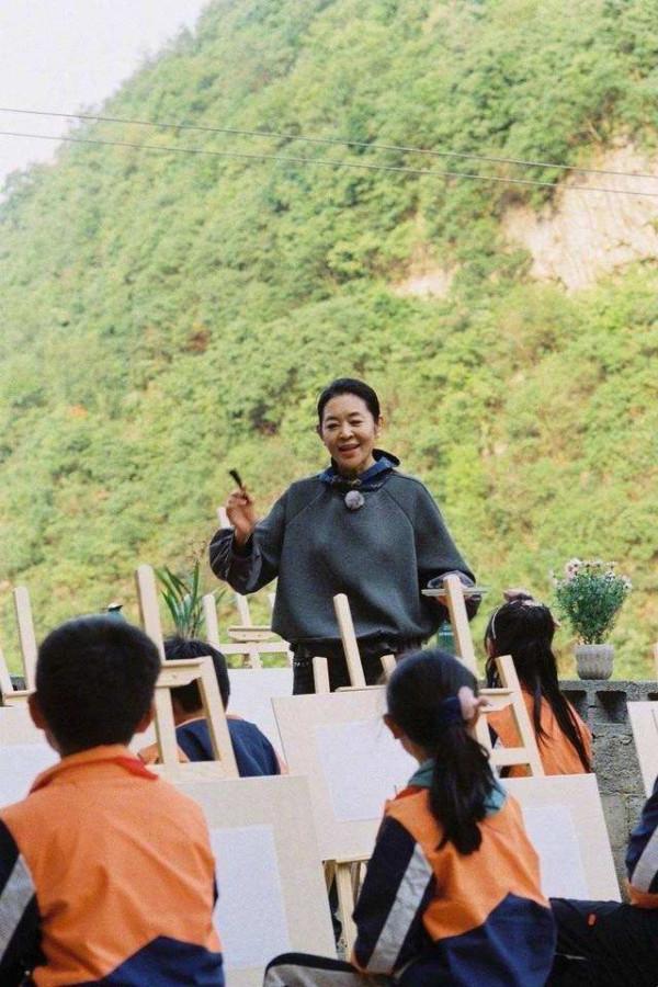 倪萍引領一波“奶奶時尚”，穿衛衣內搭花襯衫時髦減齡，值得借鑑