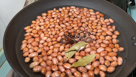 涼拌水煮花生米,簡單的美味,加上喜歡的黃瓜丁和胡蘿蔔丁,好吃 涼拌水煮花生米,簡單的美味,加上喜歡的黃瓜丁和胡蘿蔔丁,好吃