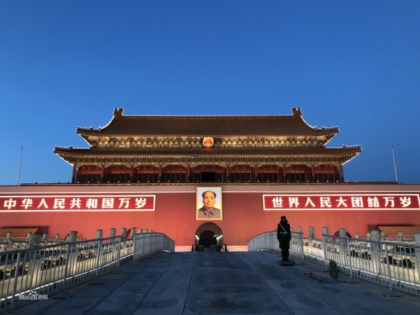 毛主席新畫像掛上天安門後，北京市民提出意見：為何只有一隻耳朵