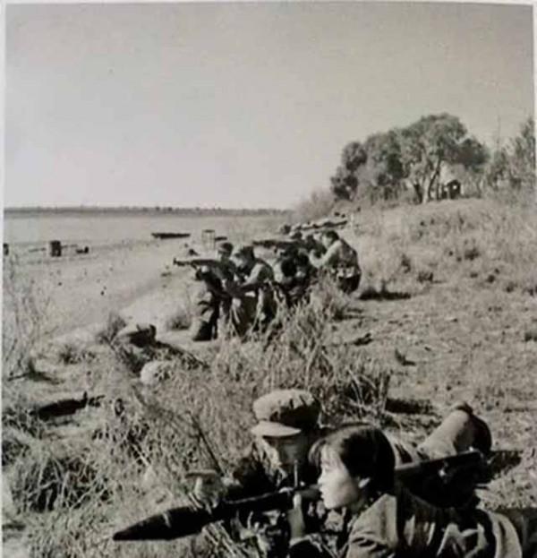 84年，越軍罵陣還朝哨所尿尿，駱科邦一擊將其斃命，越南懸賞3萬