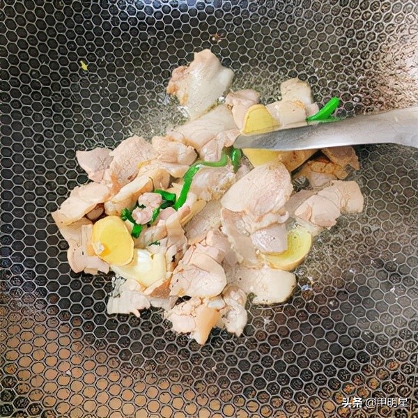 最簡單直接的下飯菜——青椒雞蛋炒肉，香辣可口