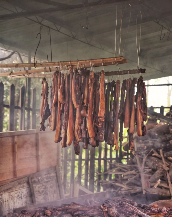 太香了！龍勝柴火臘肉，地靈花豬《龍勝美食故事》