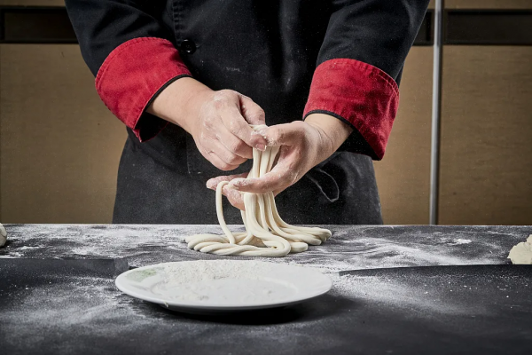 資產百億，連夜把公司送人後，他去哪了？