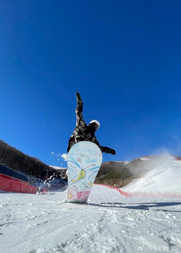 王源分享滑雪plog 網友，這種照片要多發