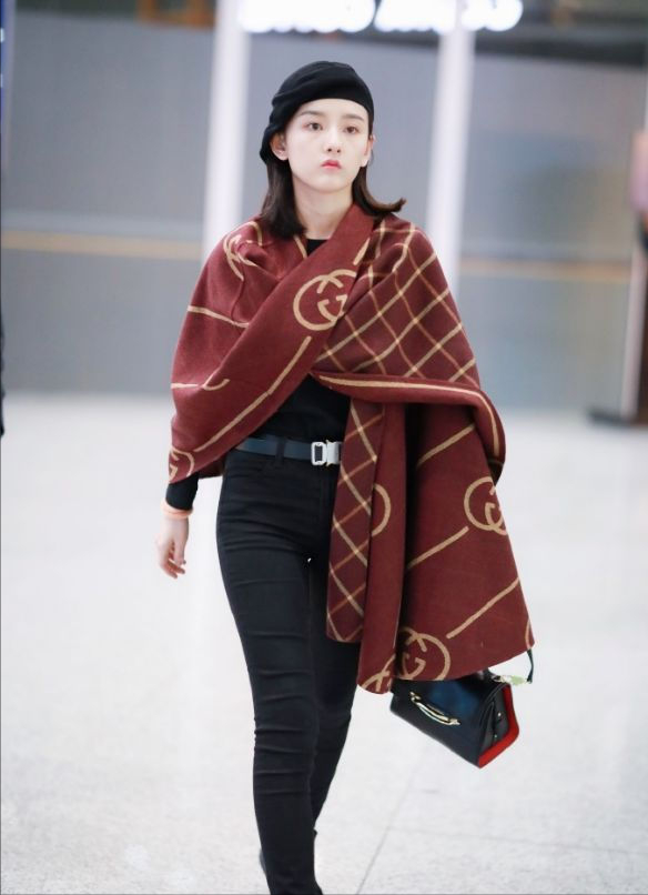 真服了宋祖兒這港姐的氣質！披塊“床單”遛機場，居然還這麼美豔