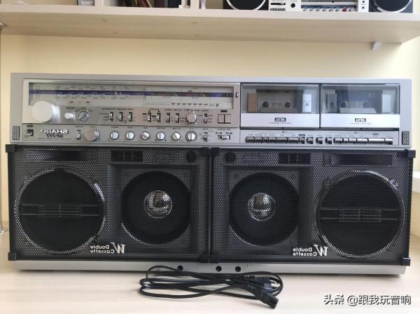 80年代夏普推出的行動式音響，4波段立體聲收音機盒式錄音機
