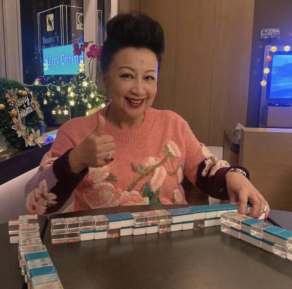 薛家燕笑對被贈言78歲遇真命天子,已有小17歲男友,兩人感情穩定 薛家燕笑對被贈言78歲遇真命天子,已有小17歲男友,兩人感情穩定