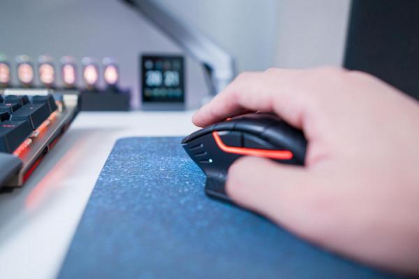 辦公娛樂全都要,我用兩臺升降桌搭了個桌面 辦公娛樂全都要,我用兩臺升降桌搭了個桌面