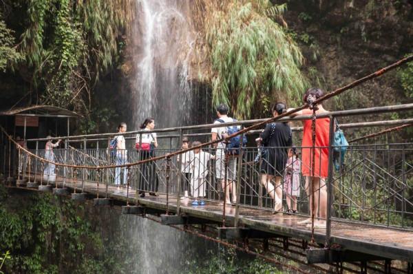 貴州不可多得的人間淨土,千泉歸壑,石奇瀑布更奇,遊客少消費低 貴州不可多得的人間淨土,千泉歸壑,石奇瀑布更奇,遊客少消費低
