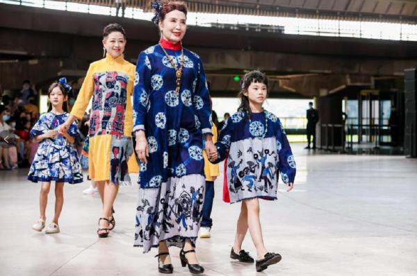 “穿越”千年！蠟染工藝綻放北京時裝週舞臺