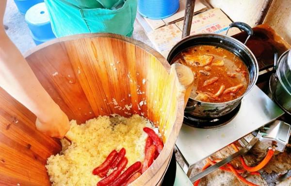 四川小夥在廣西吃糯米飯，加了3片肉和1根烤腸，花34元嫌棄太貴