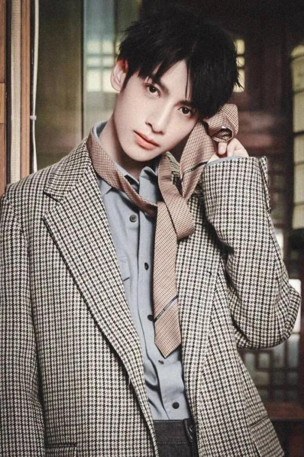 羅雲熙明星桌布：你的眼神在溫柔些，月亮會融化，我也會