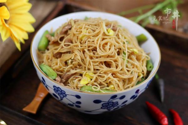 滷麵不香，湯麵麻煩，學會面條這做法，飯菜一鍋出，冷熱都好吃