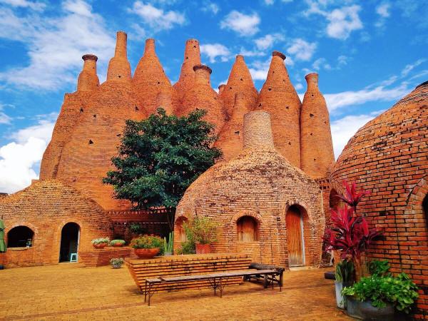 雲南一奇特建築，由紅磚建造充滿異域風格，像一堆瓶子堆積在一起