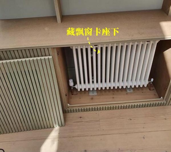 有點意思，客廳和陽臺之間砌矮牆，暖氣片藏在這裡，書桌也有了