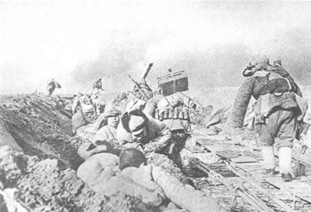 李德生的追悼會：李訥與丈夫出席，戰士抬棺徐行，鄉親盼將軍歸根