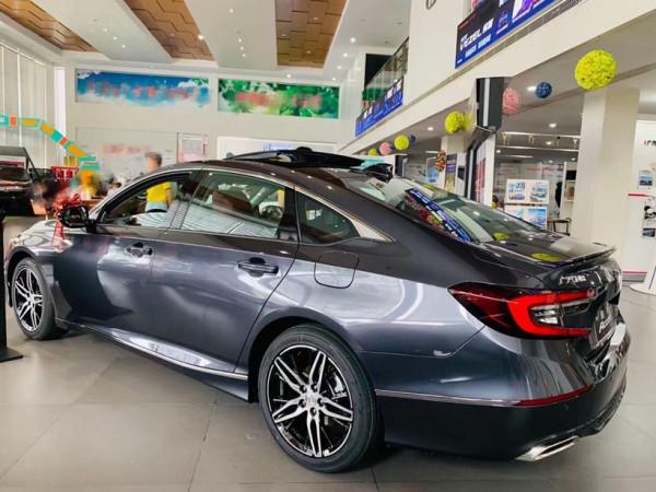 廣汽本田新款雅閣到店,換裝五芒星輪轂+流水尾燈,無緣2.0T+10AT 廣汽本田新款雅閣到店,換裝五芒星輪轂+流水尾燈,無緣2.0T+10AT