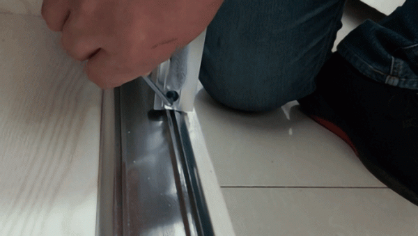 生活維修：推拉門窗使用時間久，阻力太大，推拉不動，如何解決