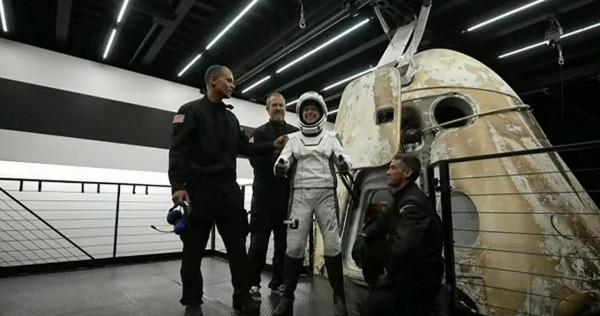 Spacex純平民太空旅遊團返回地球,飛船還沒觸碰水,搜救船已到達 Spacex純平民太空旅遊團返回地球,飛船還沒觸碰水,搜救船已到達