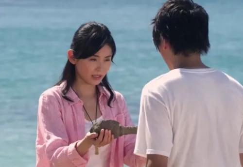 赤剛開發者有一個獨生女叫愛琉，但愛琉為何知道小露的真實身份？