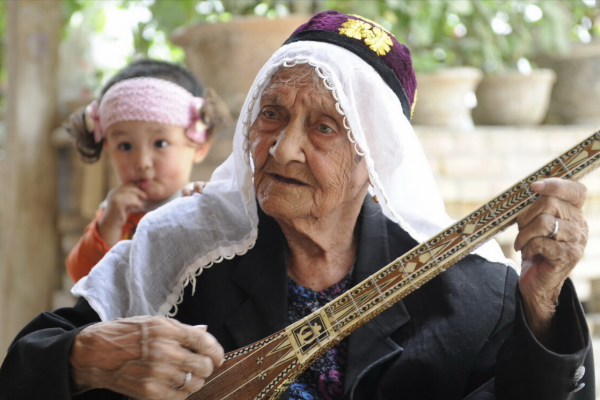 新疆“老壽星”135歲離世，愛喝礦泉水吃2樣東西，樂觀心態很重要