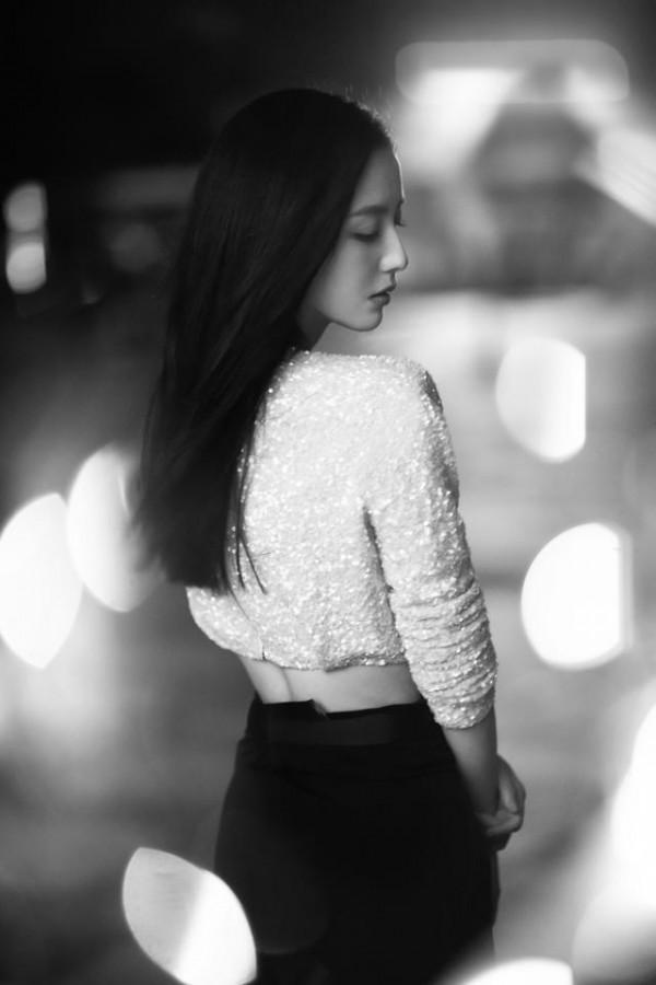 單身後的佟麗婭更嫩了，穿粉色露腰裝配披肩直髮，少女感越發出眾