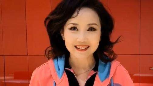 著名歌唱家胡月：嫁給陸劍民，造病歷騙父親，父親去世後泣不成聲