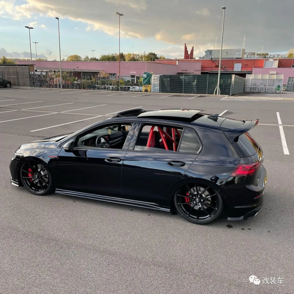 用一身競技改件來玩姿態的8代高爾夫GTI，這操作你們看得懂嗎？