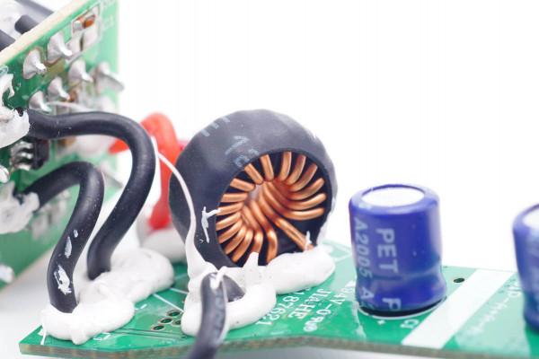 內建國產降壓控制器，支援5-20V輸出，百思買影雅24W車充拆解