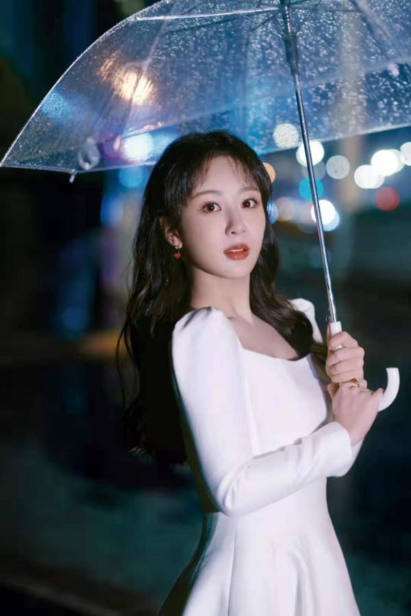 楊紫美成純欲天花板！穿公主裙驕傲秀出天鵝頸，雨中撐傘像拍電影