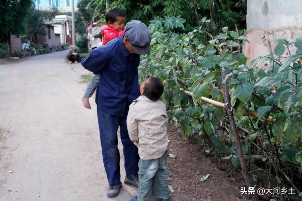 雲南兩兄弟患同一種病，67歲爺爺為照顧他們瘦成皮包骨：壓力太大