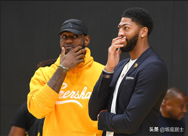 詹姆斯：為什麼球員要練比賽中用不到的東西？西蒙斯：是在說我？