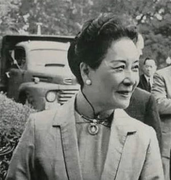 03年宋美齡在夢中去世，隔天清晨遺體被裹在羊毛毯中送出公寓