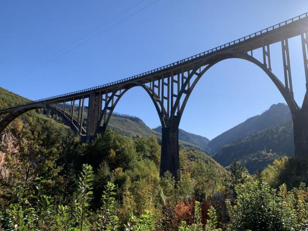 它是南斯拉夫電影《橋》所在地、也是最具“北歐風情”的南歐小鎮