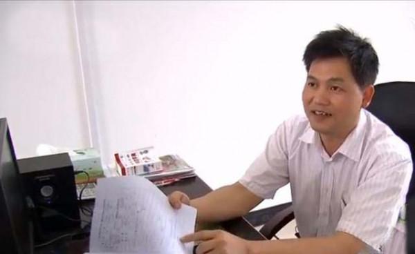 堅強孤兒韋仁龍:父母雙亡,靠挖野菜生活,父母墳前發誓好好學習 堅強孤兒韋仁龍:父母雙亡,靠挖野菜生活,父母墳前發誓好好學習