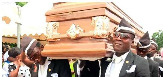 各地風俗大賞：迦納特色喪葬服務，黑人抬棺，一場下來竟要十萬