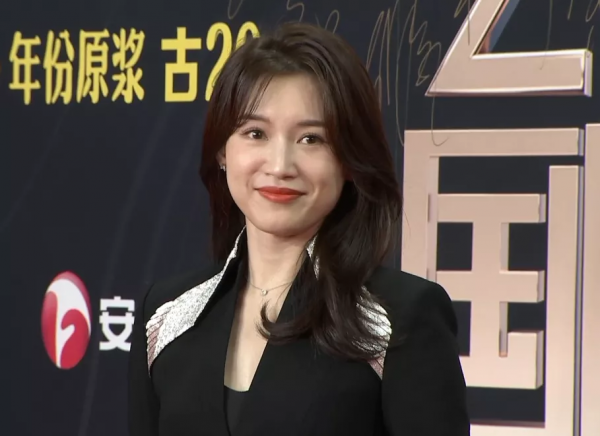 國劇盛典紅毯來了!宋祖兒穿花裙,吳謹言瘦過頭,喬家主演合體 國劇盛典紅毯來了!宋祖兒穿花裙,吳謹言瘦過頭,喬家主演合體