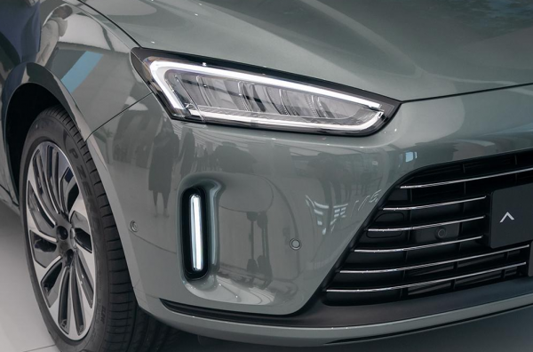 搭載鴻蒙系統，油耗0.8L，4.4S破百，續航1000km，問界M5即將上市