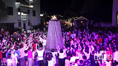 婺源高鐵站再現穿越快閃，驚豔遊客，嗨翻全場