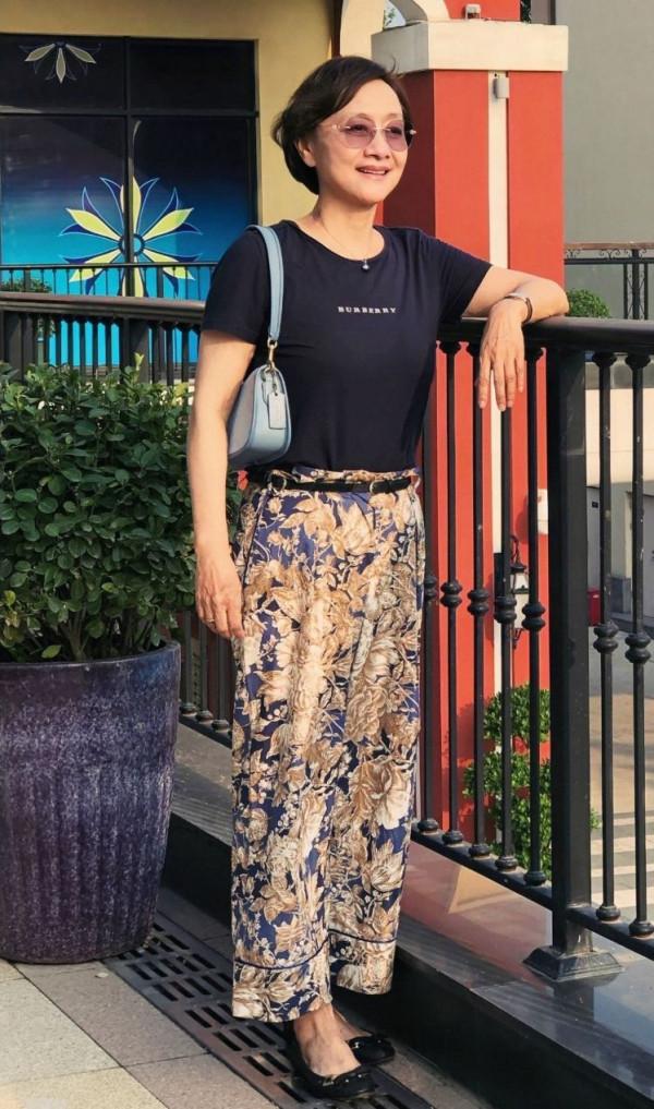 71歲黃梅瑩穿T恤碎花褲,看到了真實老人的打扮,比趙雅芝優雅 71歲黃梅瑩穿T恤碎花褲,看到了真實老人的打扮,比趙雅芝優雅