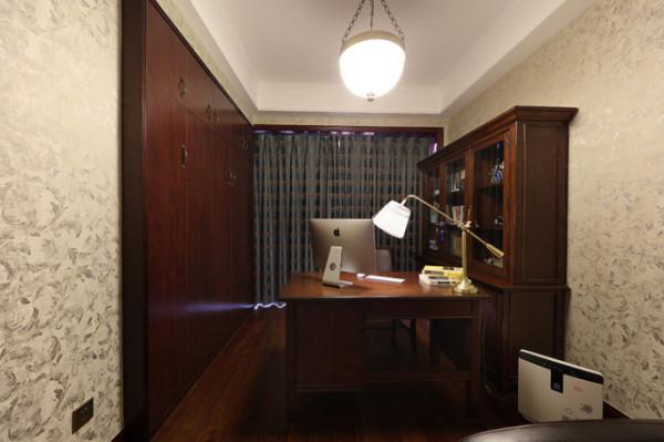 155平美式風三居室客廳望向餐廳整體紅色調，讓人感覺無比溫馨