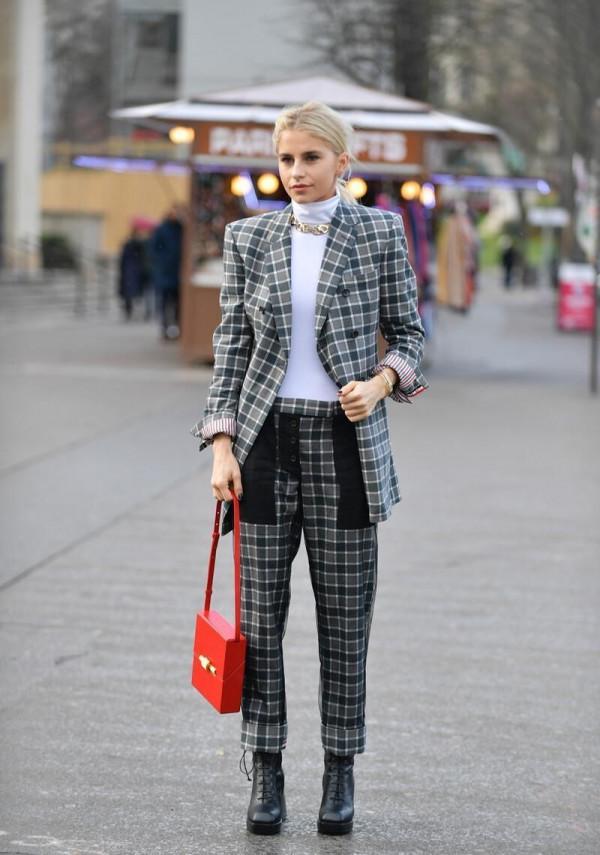 四五十歲的女人別直接穿毛衣，學潮流達人的打扮，配毛衣鏈太洋氣