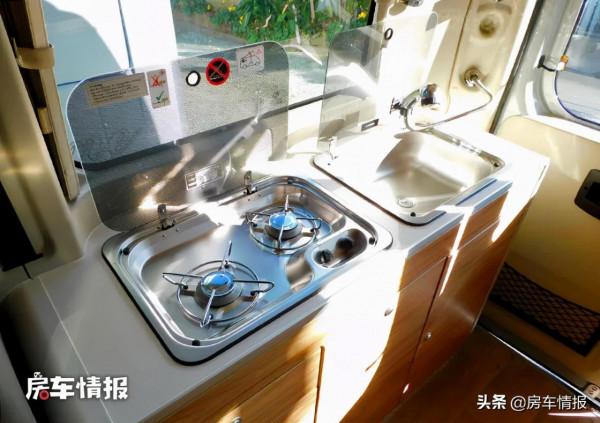 新款菲亞特房車，長度僅5米能住一家四口，2.3T動力挺猛帶9個擋