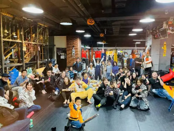 是什麼讓年輕人付費打架？