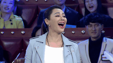 塑膠高跟鞋過時了？寧靜穿塑膠夾克潮到起飛，一點都不像47歲