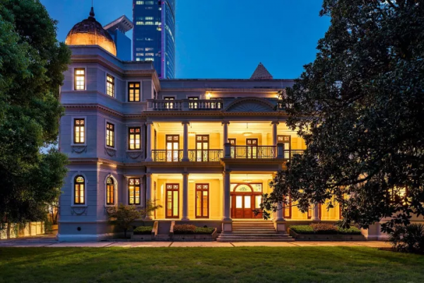 在上海有一棟鑲金的別墅是什麼樣的體驗？