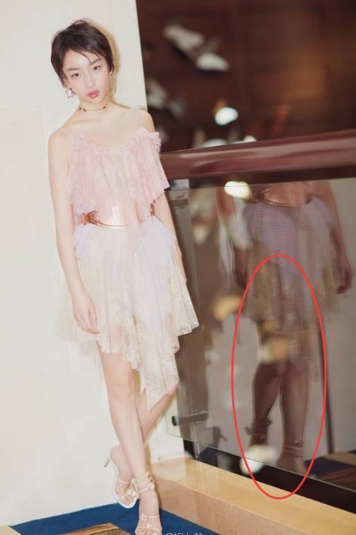 明星P圖翻車：熱巴忘了P反光，關曉彤七根腳趾，周冬雨鏡中腿打眼